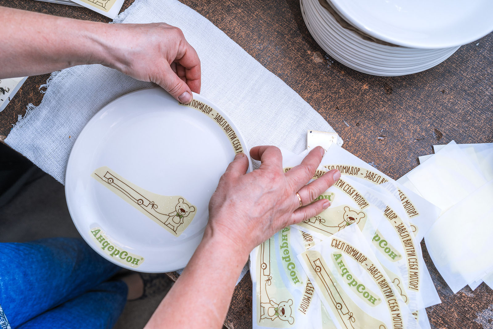 Нанесение деколи