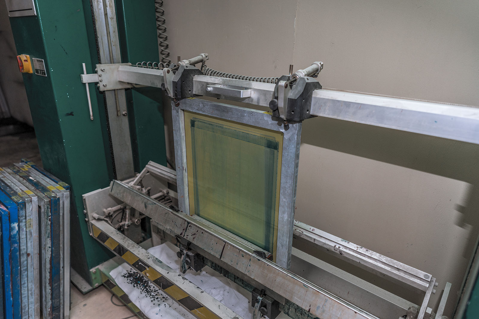 Автоматическое нанесение эмульсии гарантирует высокое качество печати